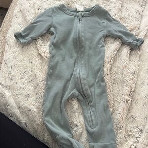 Kate Quinn Ribbed Baby Outfit in Gray